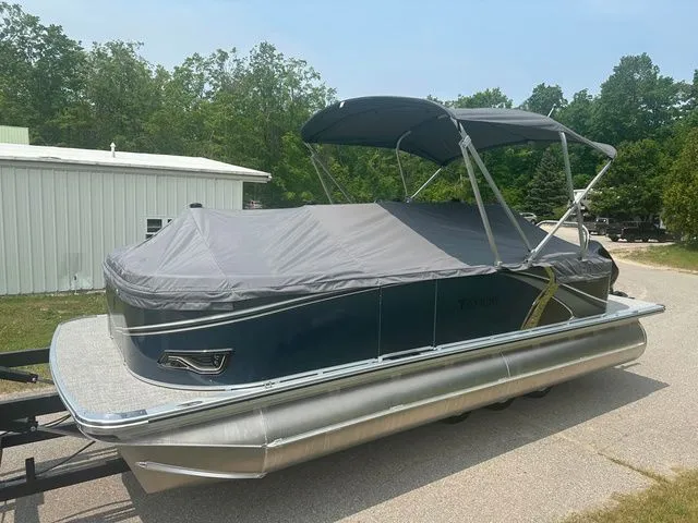 Slide: The Image of Tahoe 2185 LTZ Quad Lounger 2025 - 8