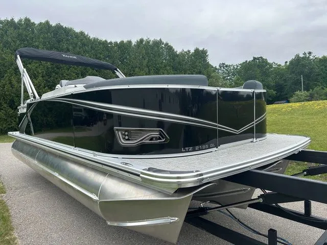 Slide: The Image of Tahoe 2185 LTZ Quad Lounger 2025 - 11