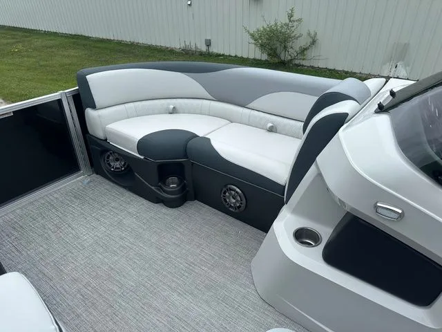 Slide: The Image of Tahoe 2185 LTZ Quad Lounger 2025 - 15