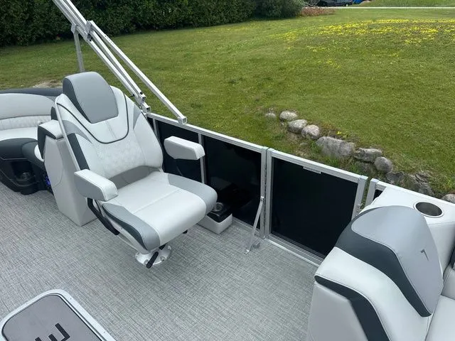 Slide: The Image of Tahoe 2185 LTZ Quad Lounger 2025 - 19