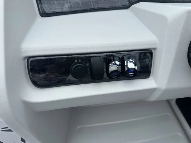 Slide: The Image of Tahoe 2185 LTZ Quad Lounger 2025 - 22