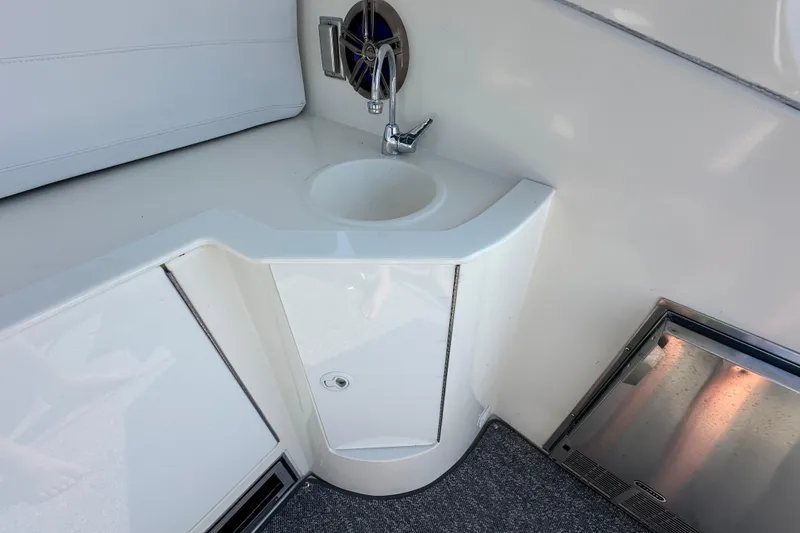 Slide: The Image of 1995 Cruisers Yachts 3570 Esprit for sale by Lucas Sochacki at Parma Marine (440) 915-8995 - 17