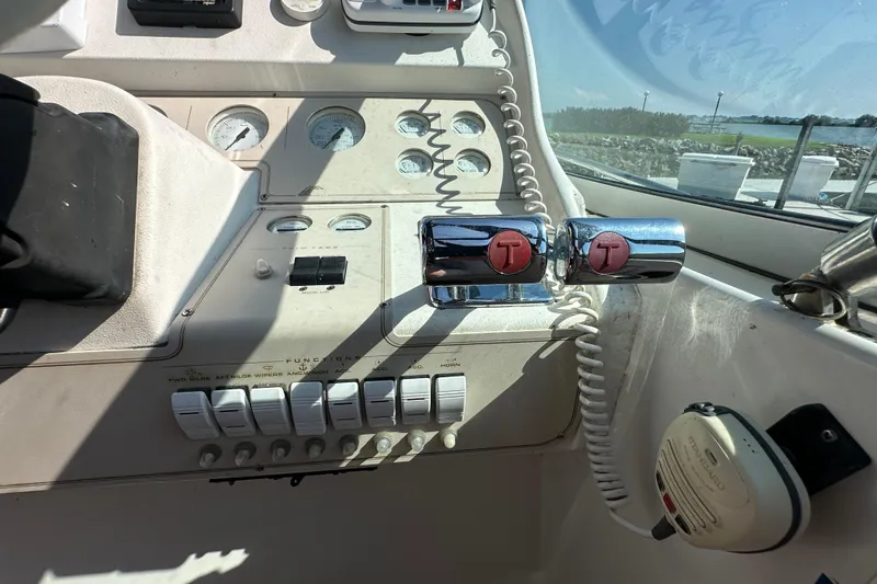 Slide: The Image of 1995 Cruisers Yachts 3570 Esprit for sale by Lucas Sochacki at Parma Marine (440) 915-8995 - 30