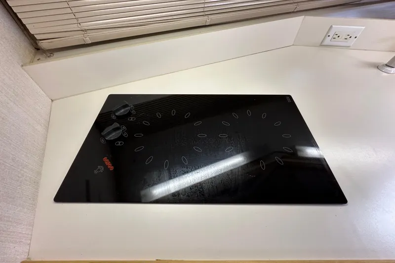 Slide: The Image of 1995 Cruisers Yachts 3570 Esprit for sale by Lucas Sochacki at Parma Marine (440) 915-8995 - 40