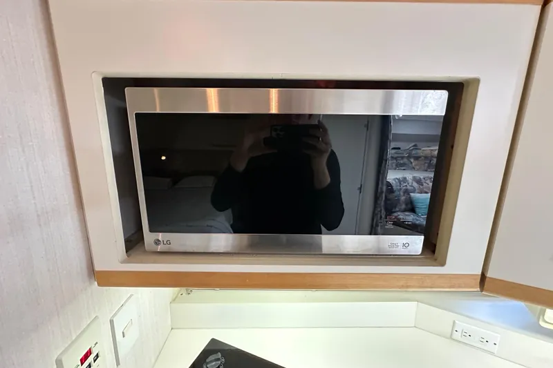 Slide: The Image of 1995 Cruisers Yachts 3570 Esprit for sale by Lucas Sochacki at Parma Marine (440) 915-8995 - 44