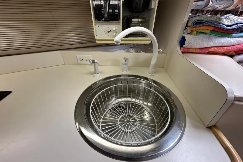 Slide: The Image of 1995 Cruisers Yachts 3570 Esprit for sale by Lucas Sochacki at Parma Marine (440) 915-8995 - 45