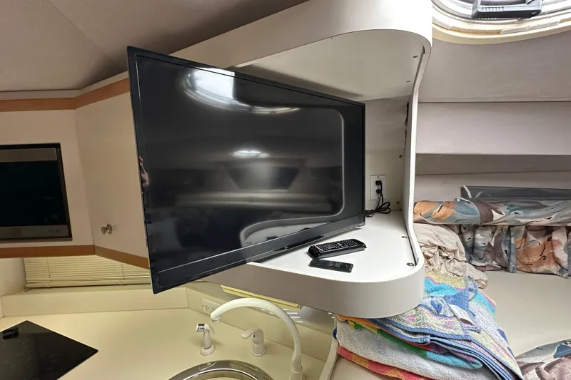 Slide: The Image of 1995 Cruisers Yachts 3570 Esprit for sale by Lucas Sochacki at Parma Marine (440) 915-8995 - 47