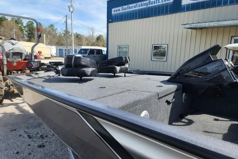 Slide: The Image of 2023 Lowe Stinger 178 fishing boat at Southern Fishing Boats dealership. - 4