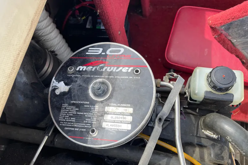 Slide: The Image of 1998 Lund 1800 Fisherman ITS boat interior with red seats and carpet. - 13