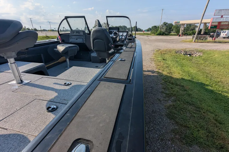 Slide: The Image of 2023 Tracker Targa V-19 Combo Tournament Edition boat interior with seating and dashboard view. - 15