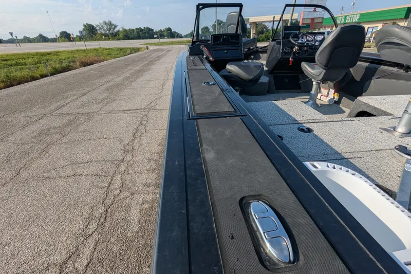 Slide: The Image of 2023 Tracker Targa V-19 Combo Tournament Edition boat interior on a sunny day. - 16
