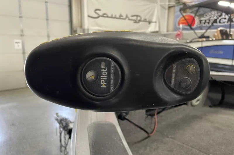 Slide: The Image of iPilot GPS trolling system on 2014 Crestliner 1750 Fish Hawk boat. - 11