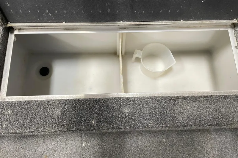 Slide: The Image of 2014 Crestliner 1750 Fish Hawk livewell with measuring cup inside. - 14