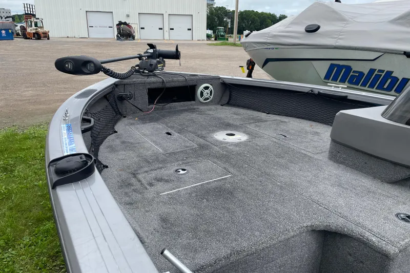 Slide: The Image of 2014 Crestliner 1750 Fish Hawk boat interior with fishing deck and equipment. - 26