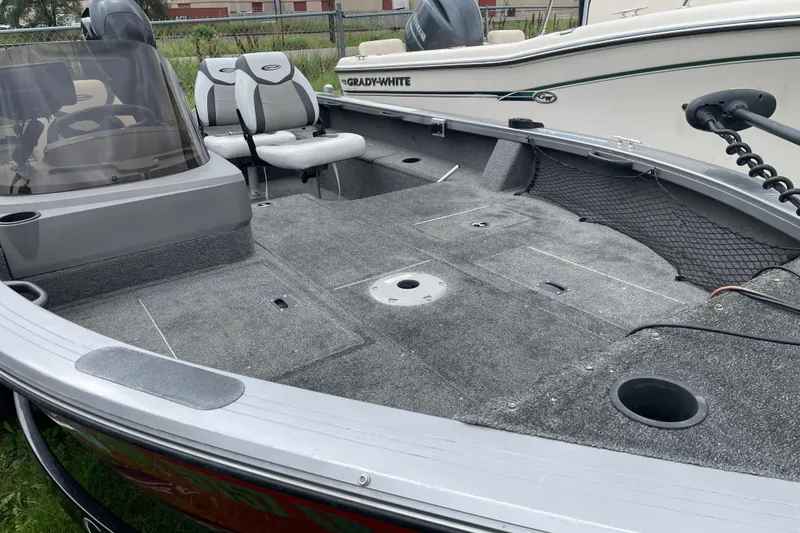 Slide: The Image of 2014 Crestliner 1750 Fish Hawk boat interior with seating and fishing deck. - 27