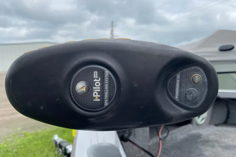 Slide: The Image of i-Pilot GPS trolling system on 2014 Crestliner 1750 Fish Hawk boat. - 32