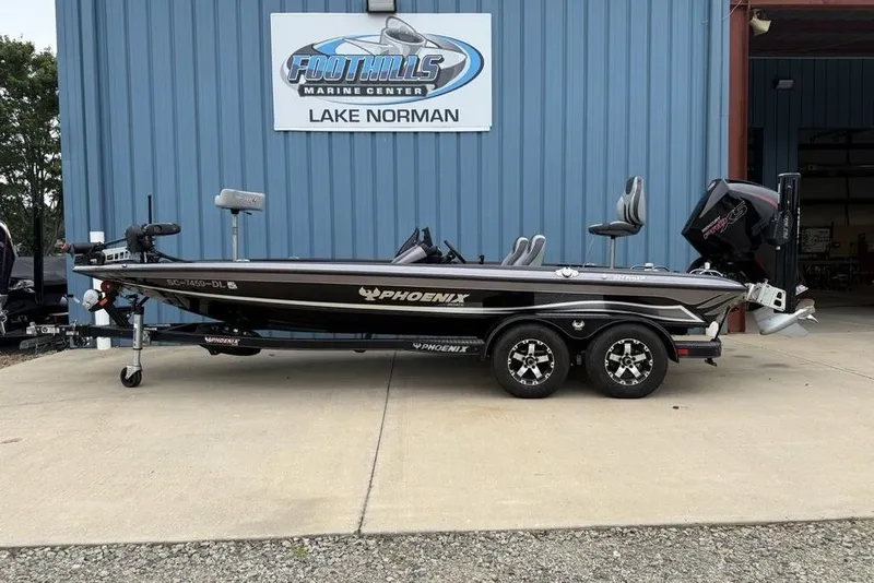 Slide: The Image of 2019 Phoenix 921 PRO XP boat at Foothills Marine Center, Lake Norman. - 5