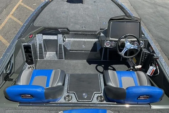 Slide: The Image of 2026 Ranger Z518 boat interior with blue seats and modern dashboard. - 10