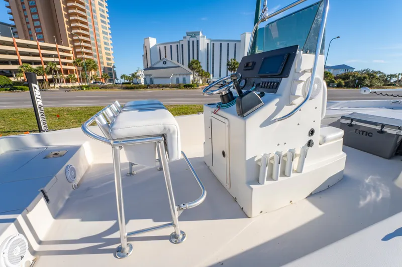 Slide: The Image of 2001 Pathfinder 2400-V boat console with seating, cityscape background. - 11