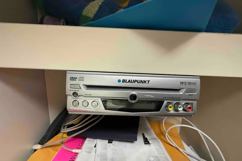 Slide: The Image of Blaupunkt DVD player with cables, inside a 2007 Formula 27 Performance Cruiser. - 39