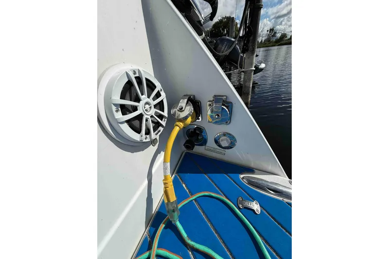 Slide: The Image of 2007 Formula 27 Performance Cruiser with speaker and power connections on deck. - 55