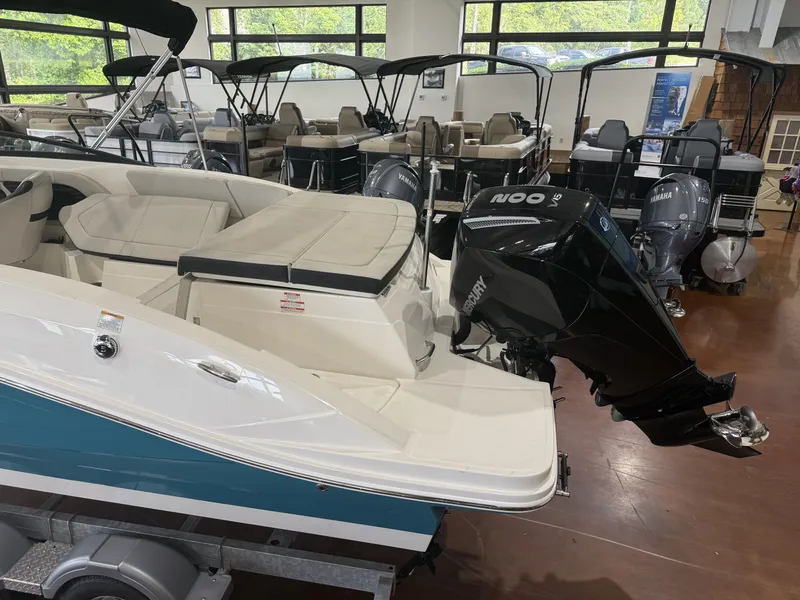 Slide: The Image of Sea Ray SPX 230 2023 - 11