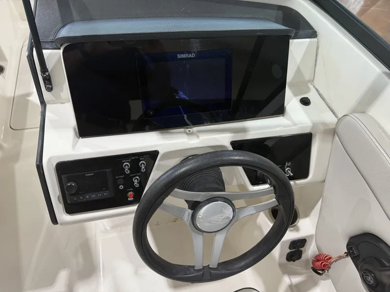 Slide: The Image of Sea Ray SPX 230 2023 - 12