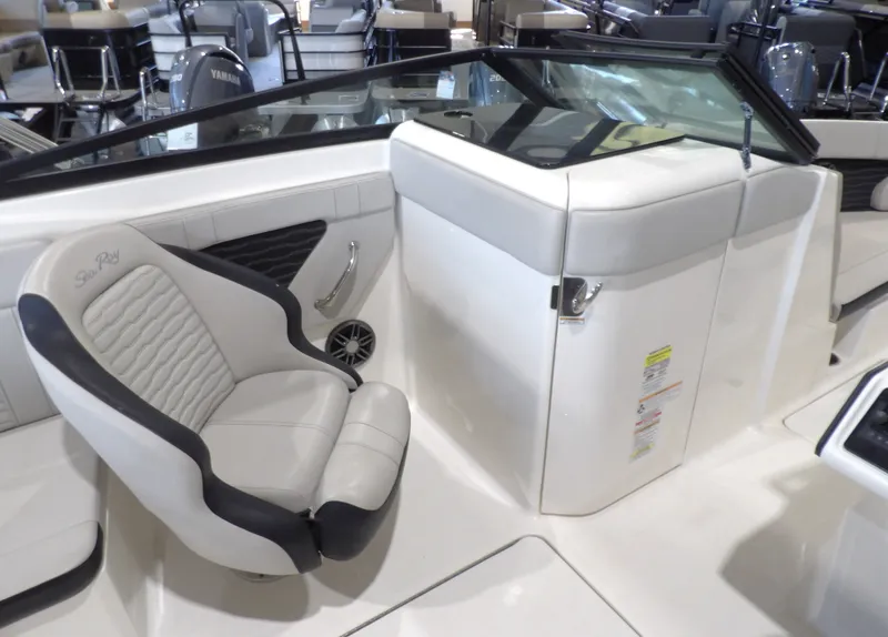 Slide: The Image of Sea Ray SPX 230 2023 - 16