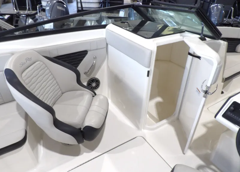 Slide: The Image of Sea Ray SPX 230 2023 - 17