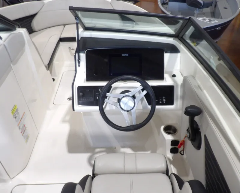 Slide: The Image of Sea Ray SPX 230 2023 - 19