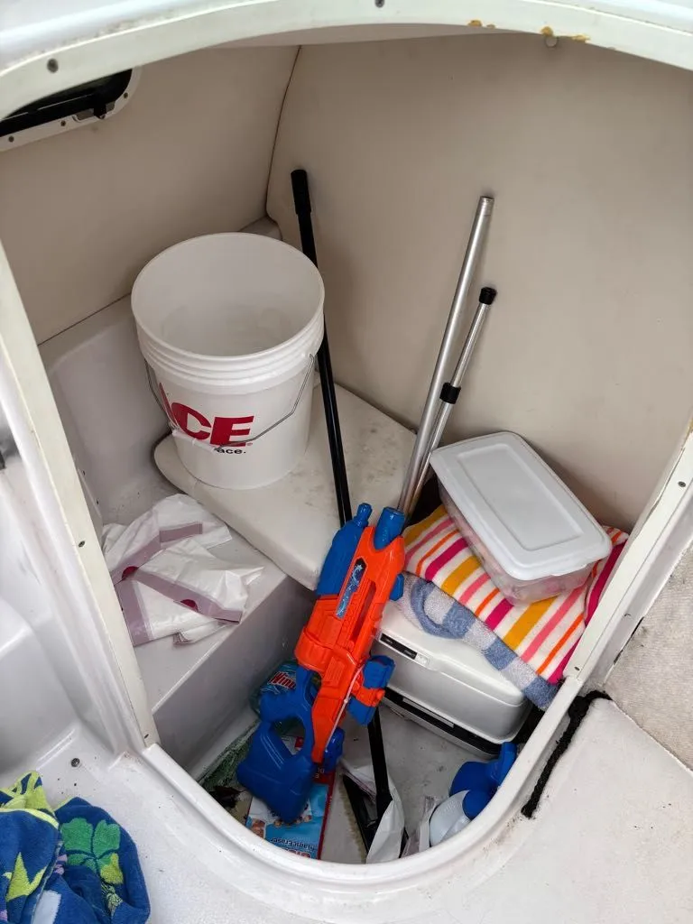 Slide: The Image of Four Winns F244 2008 - 22