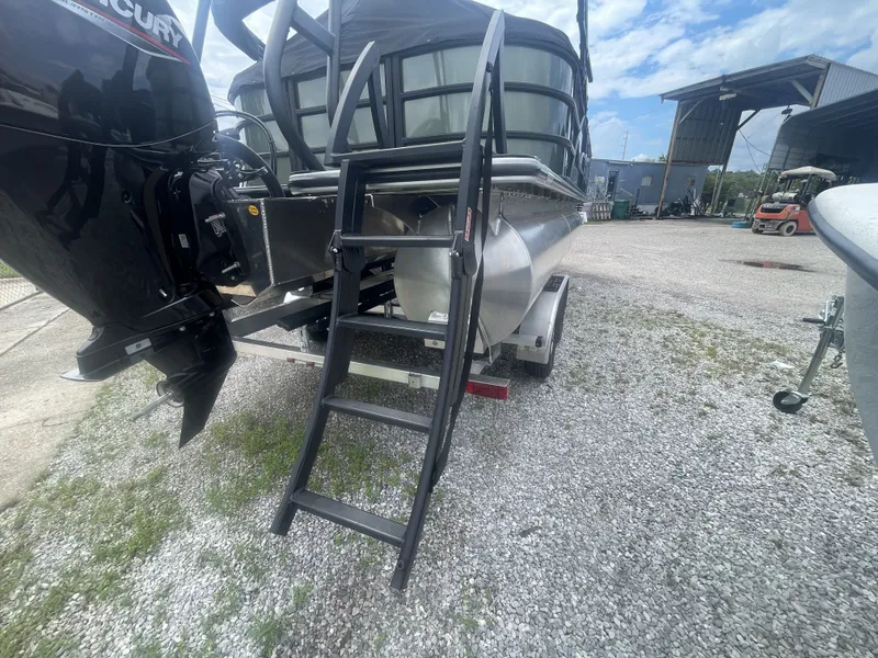 Slide: The Image of Bentley Pontoons Legacy 223 Navigator 2026 - 4