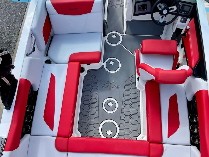 Slide: The Image of MasterCraft NXT20 2021 - 14