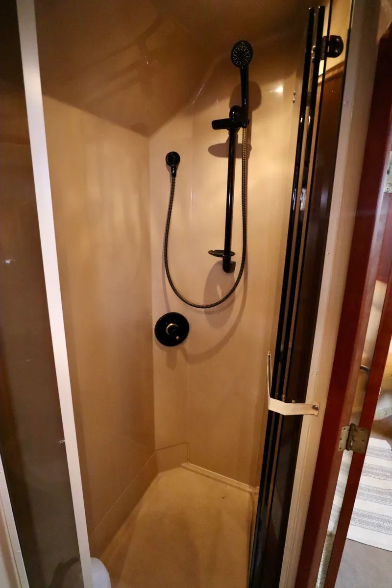 Slide: The Image of Shower cabin in a 2000 Cruisers Yachts 3870. - 7