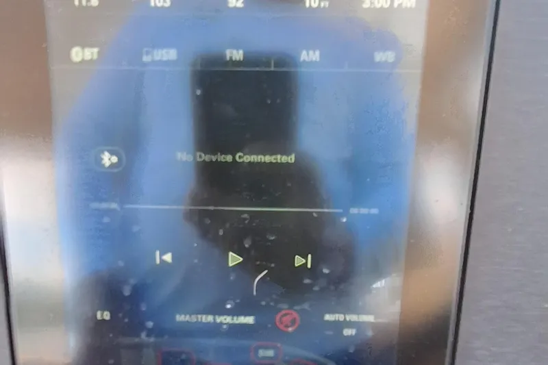 Slide: The Image of Touchscreen display in a 2021 Aviara AV32 OB showing "No Device Connected." - 28
