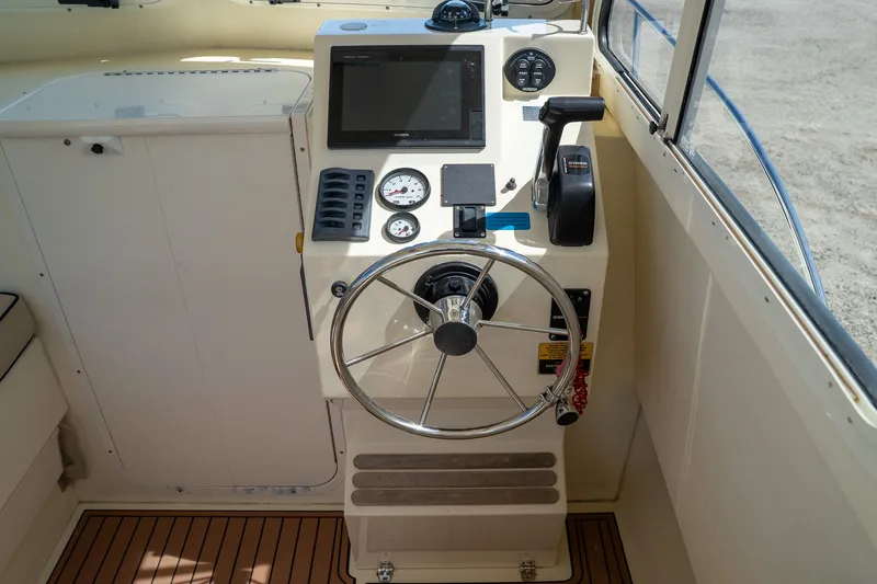 Slide: The Image of Eastern 248 Explorer 2015 - 12