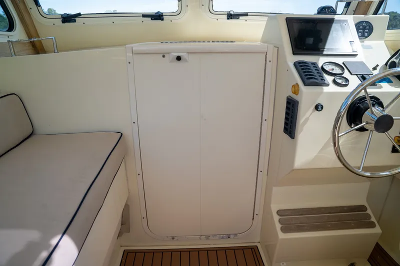 Slide: The Image of Eastern 248 Explorer 2015 - 13