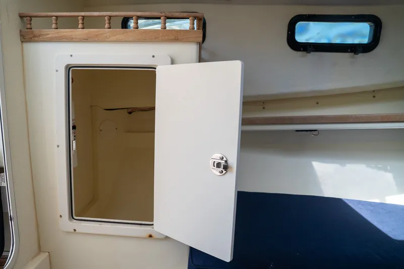 Slide: The Image of Eastern 248 Explorer 2015 - 17