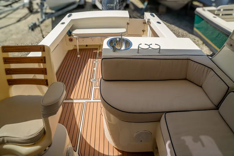 Slide: The Image of Eastern 248 Explorer 2015 - 18