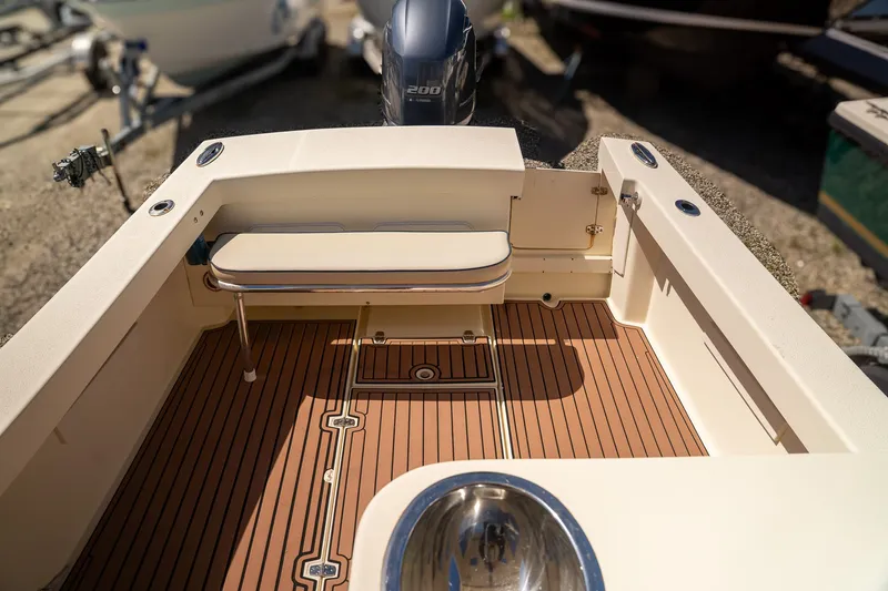 Slide: The Image of Eastern 248 Explorer 2015 - 20