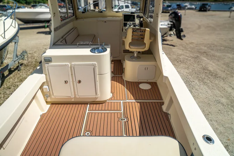 Slide: The Image of Eastern 248 Explorer 2015 - 9