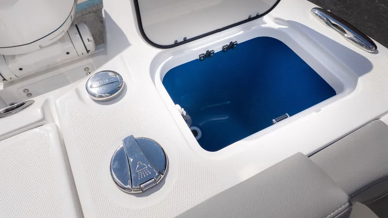 Slide: The Image of Everglades 285 Center Console 2026 - 10