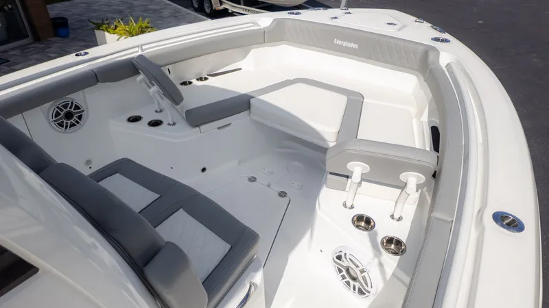 Slide: The Image of Everglades 285 Center Console 2026 - 15