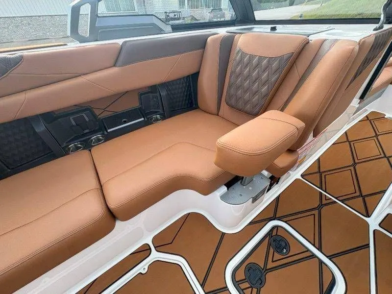 Slide: The Image of Malibu M242 2026 - 39