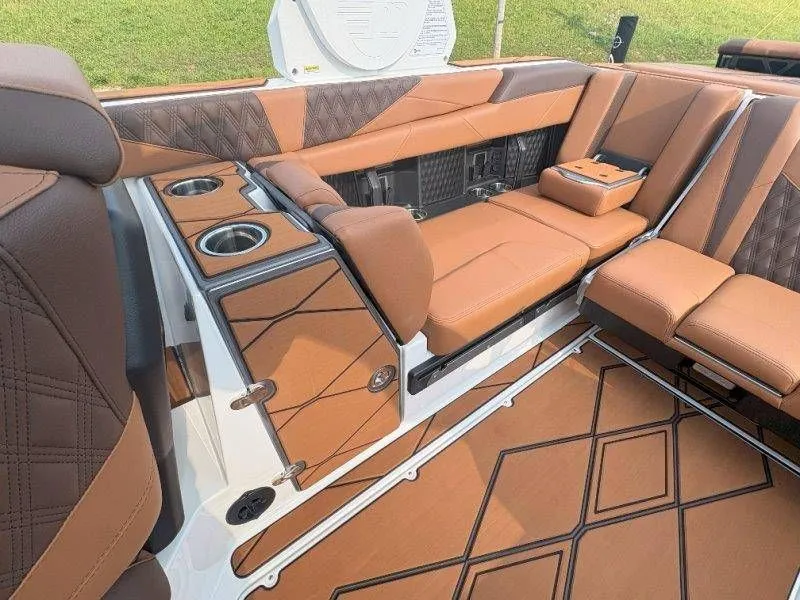 Slide: The Image of Malibu M242 2026 - 48