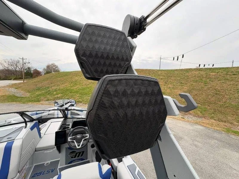 Slide: The Image of Malibu Wakesetter 25 LSV 2026 - 17