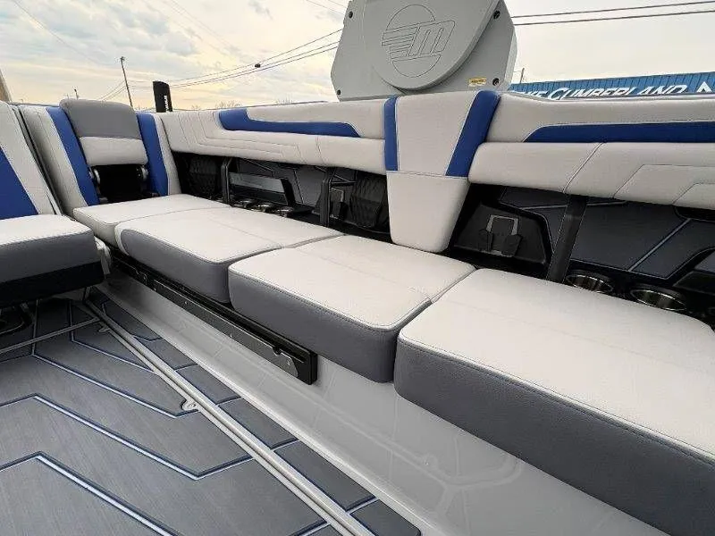 Slide: The Image of Malibu Wakesetter 25 LSV 2026 - 23