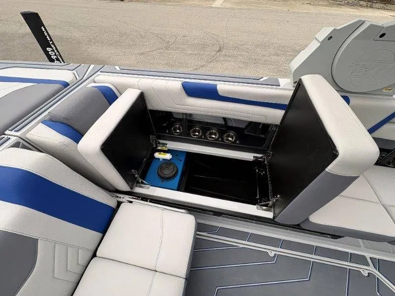 Slide: The Image of Malibu Wakesetter 25 LSV 2026 - 30