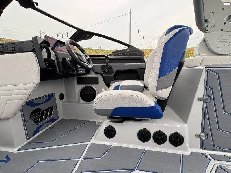 Slide: The Image of Malibu Wakesetter 25 LSV 2026 - 33