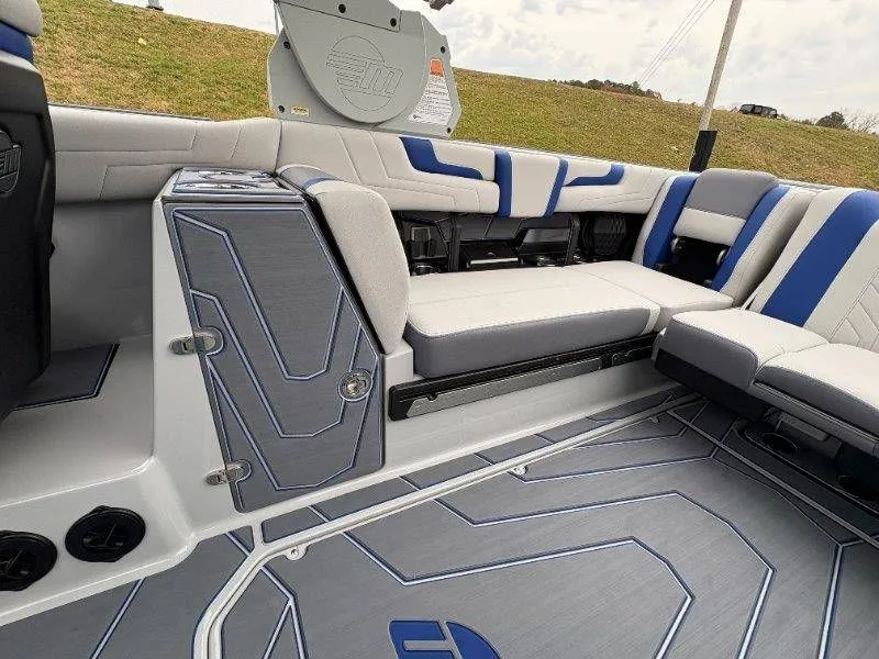Slide: The Image of Malibu Wakesetter 25 LSV 2026 - 34